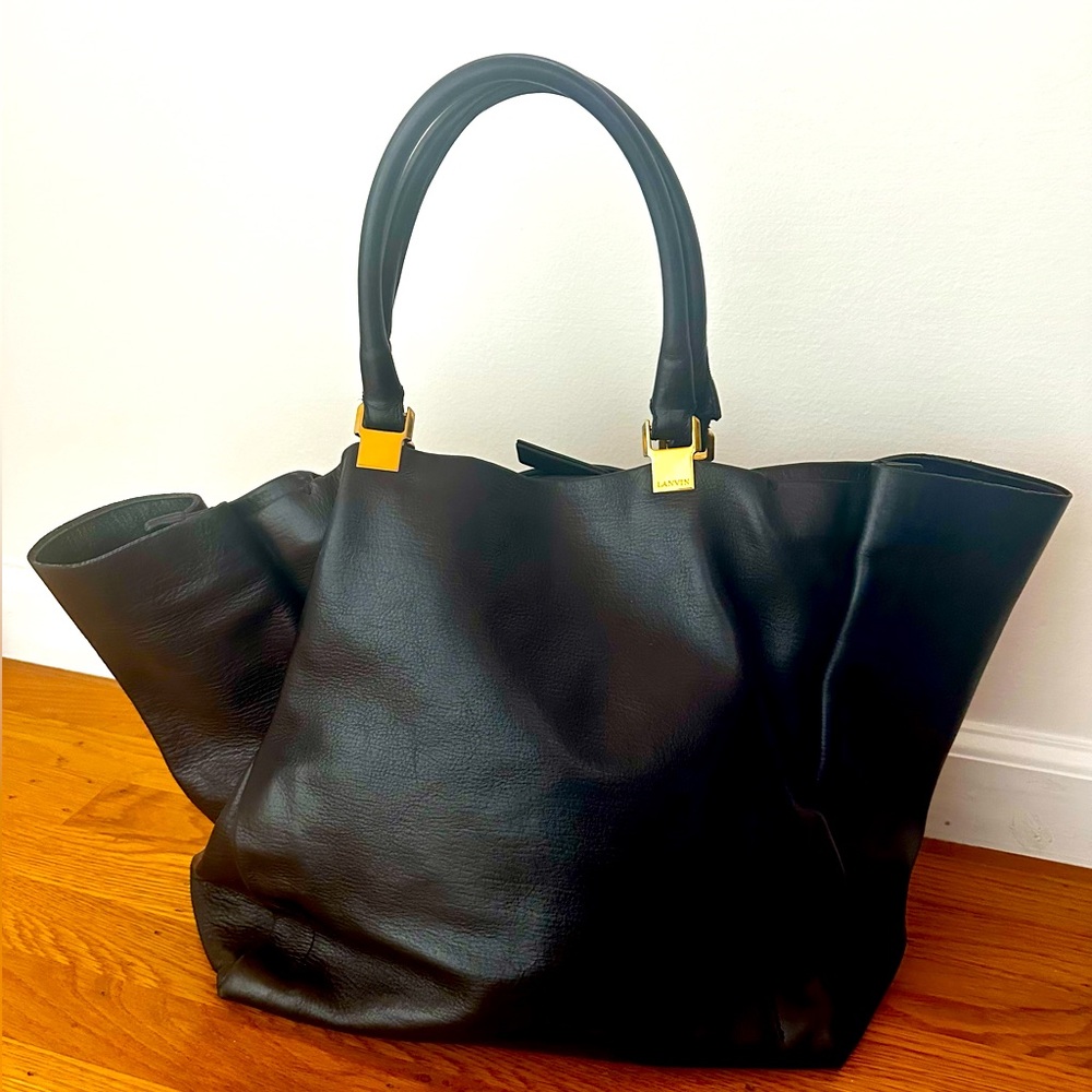 Preowned in good condition LANVIN tote in black leather with gold-tone hardware.